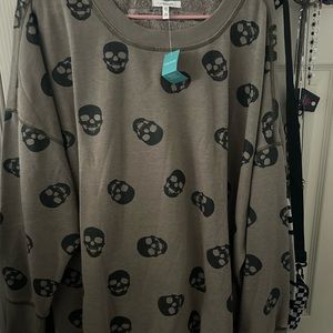 NWT. Skull sweatshirt. Size 2x.
